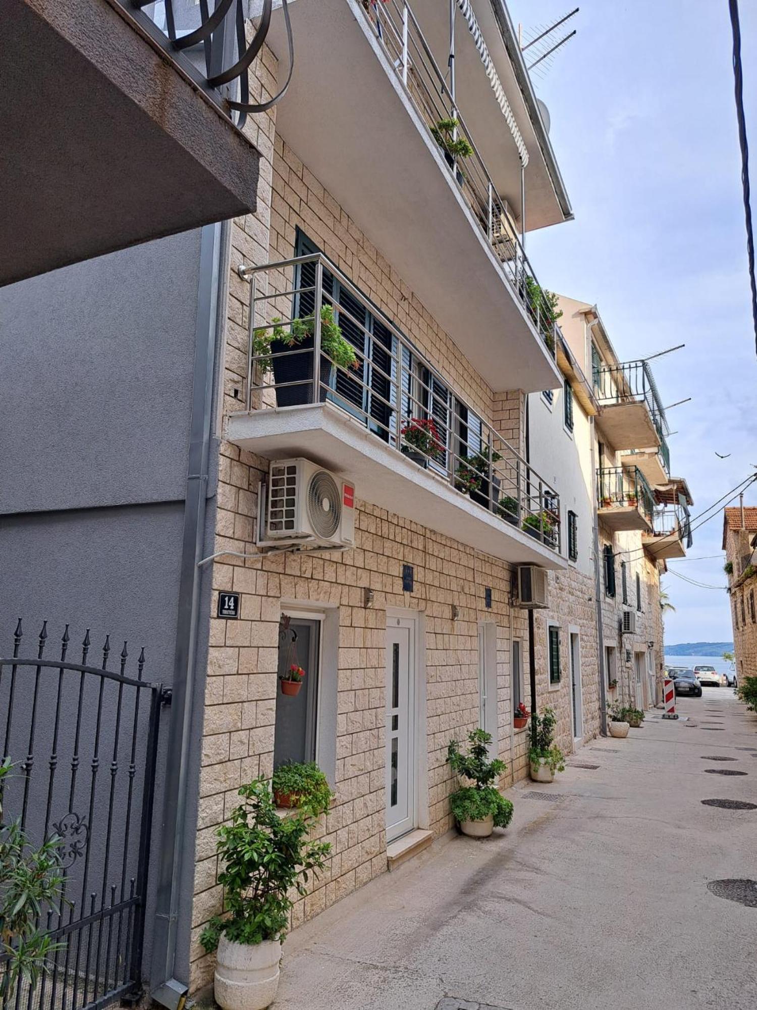 Studio Apartment Legcevic Kastela Exterior photo